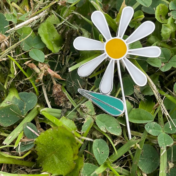 Handmade Daisy brooch in silver and resin