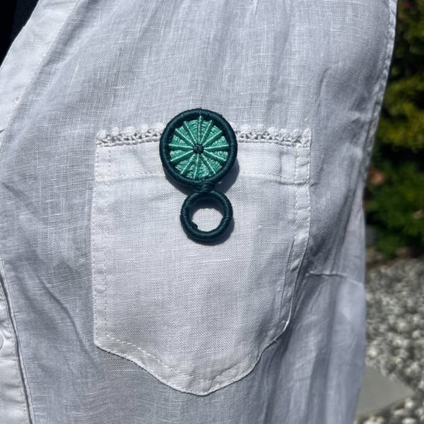 Glasses Holder Brooch - Green