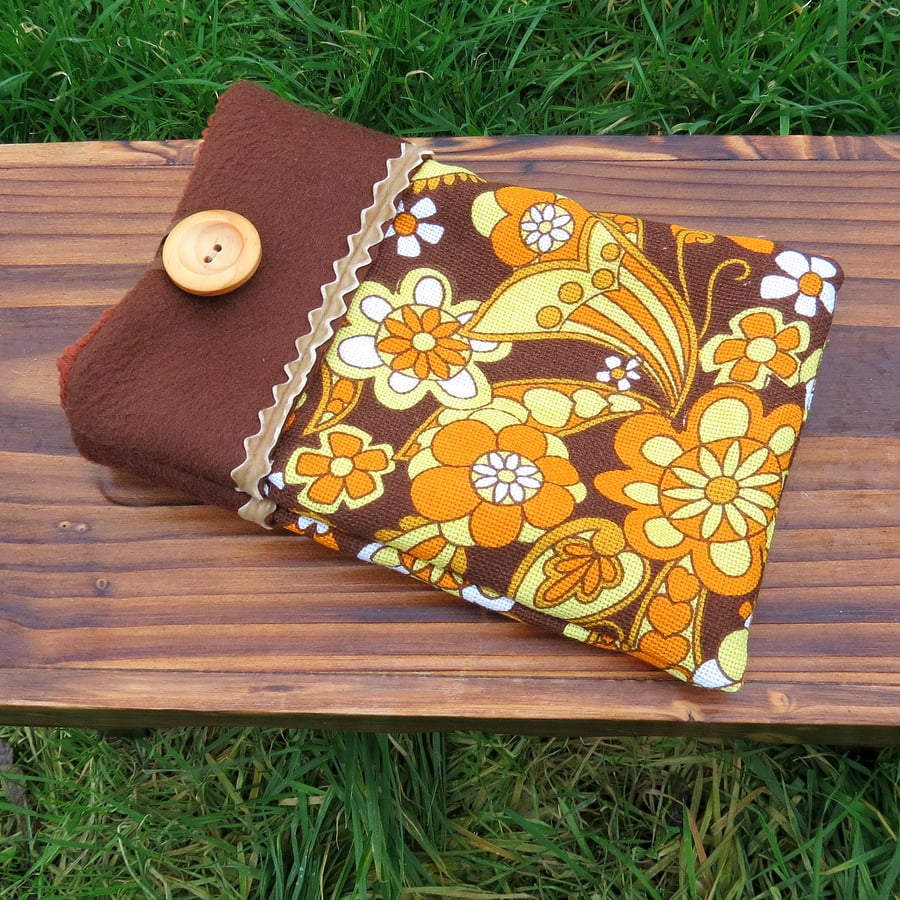 A 7'' gadget sleeve.  Suitable for a Galaxy Tab 4.  Groovy1970s flowerpower.