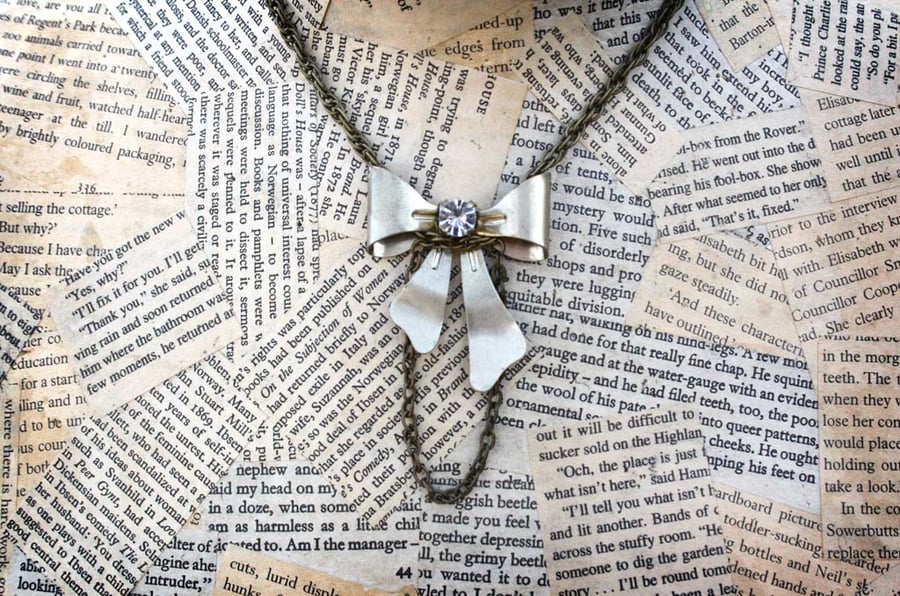 SALE Gold Tone Vintage Bow New Romantic Style Necklace