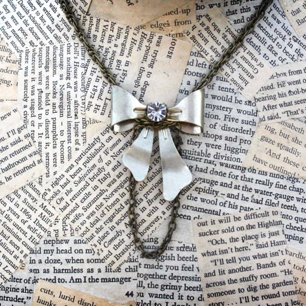 SALE Gold Tone Vintage Bow New Romantic Style Necklace