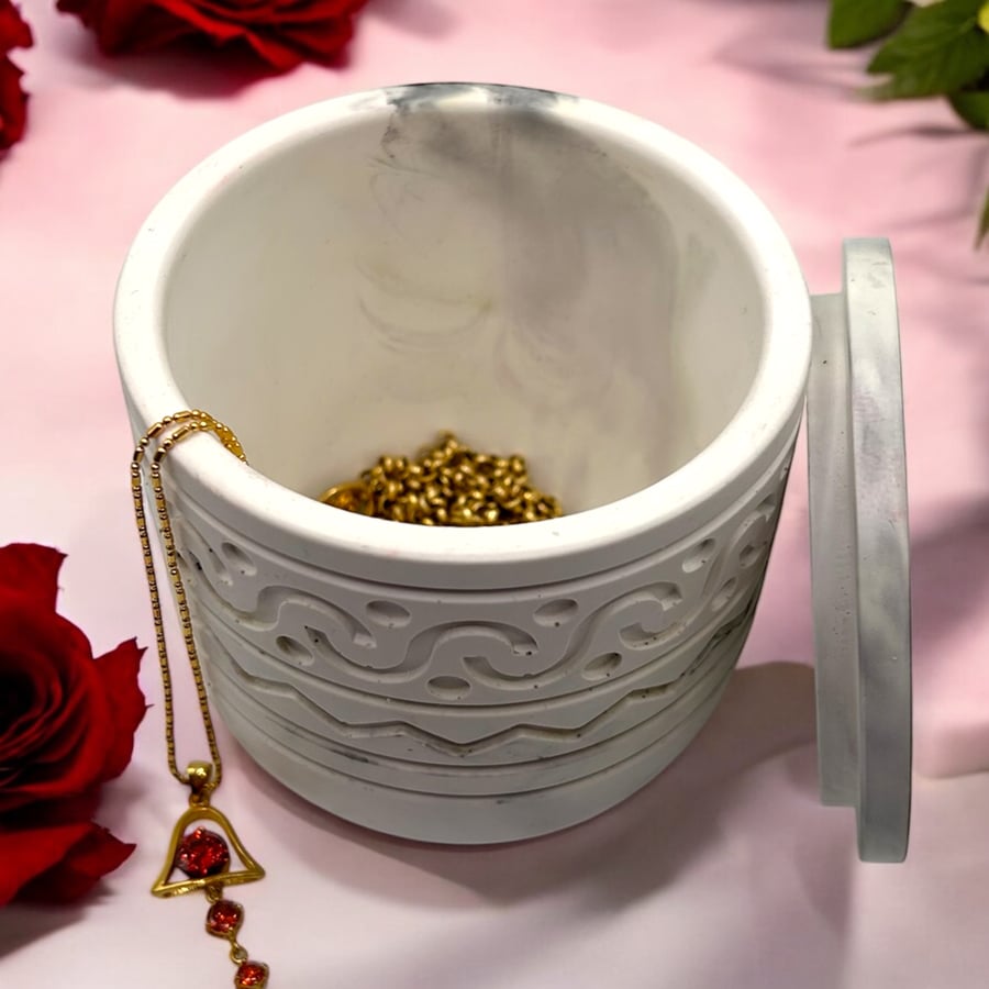 White and Grey Marbled Geometric Pattern Adorned Lidded Jewellery Box (LGSTP2)