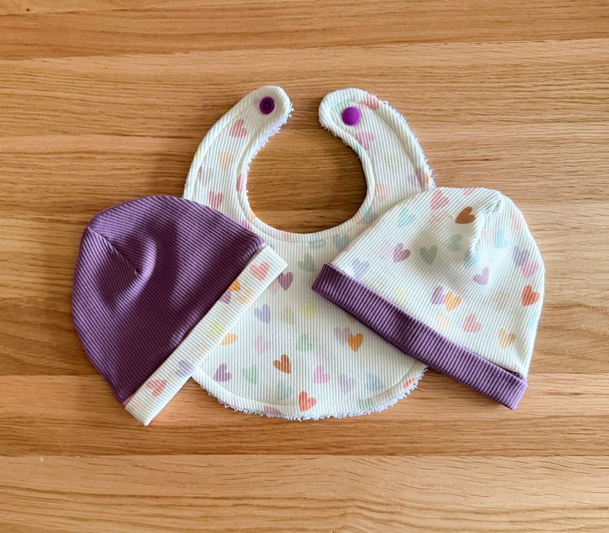 Newborn Baby Boxed Gift Set-Beanie Hats & Matching Bib-Heart Design-BGS30