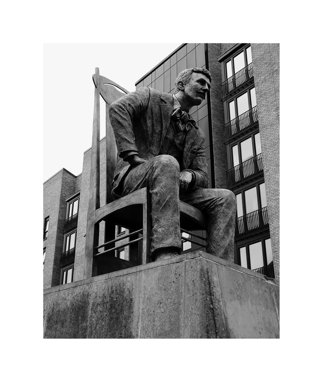 Rennie Mackintosh Sculpture, Glasgow (b&w)