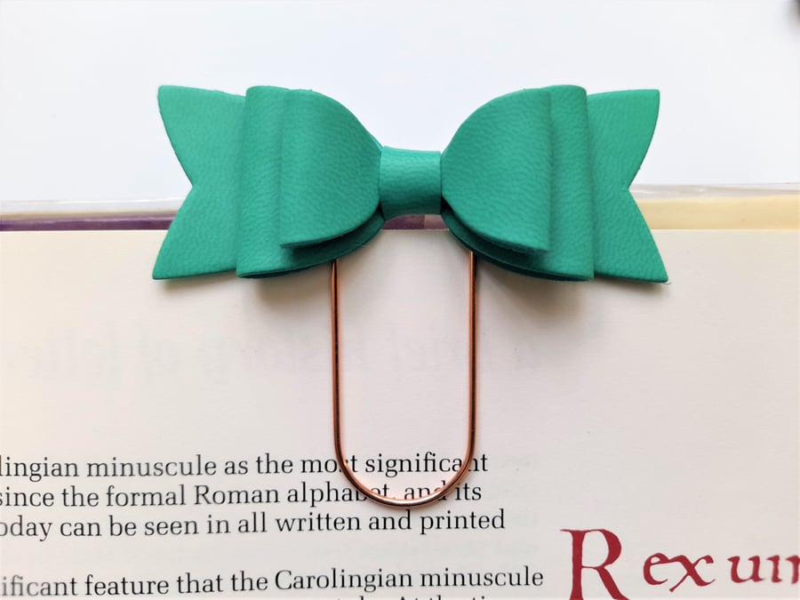 Green bow paperclip book mark planner accessory