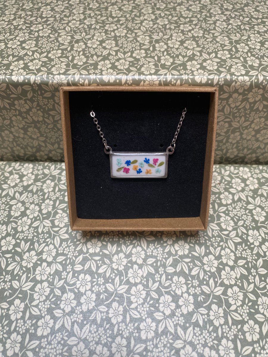 Multicoloured real flowers necklace 