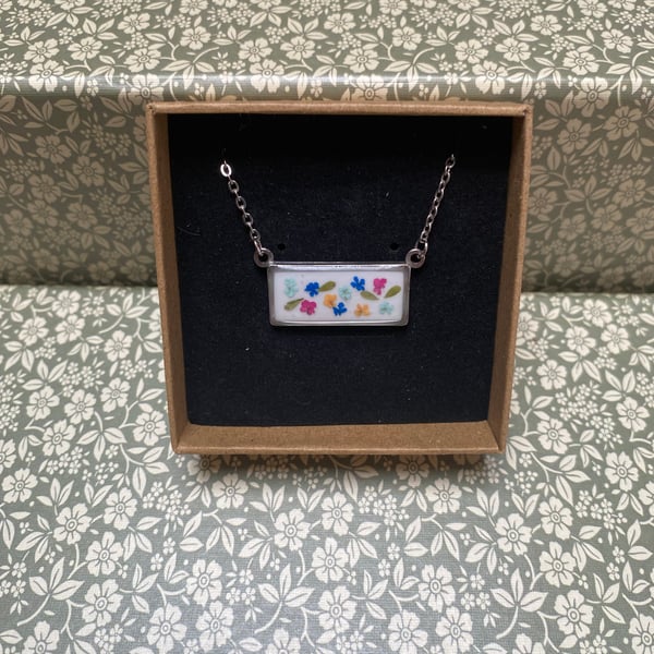 Multicoloured real flowers necklace 