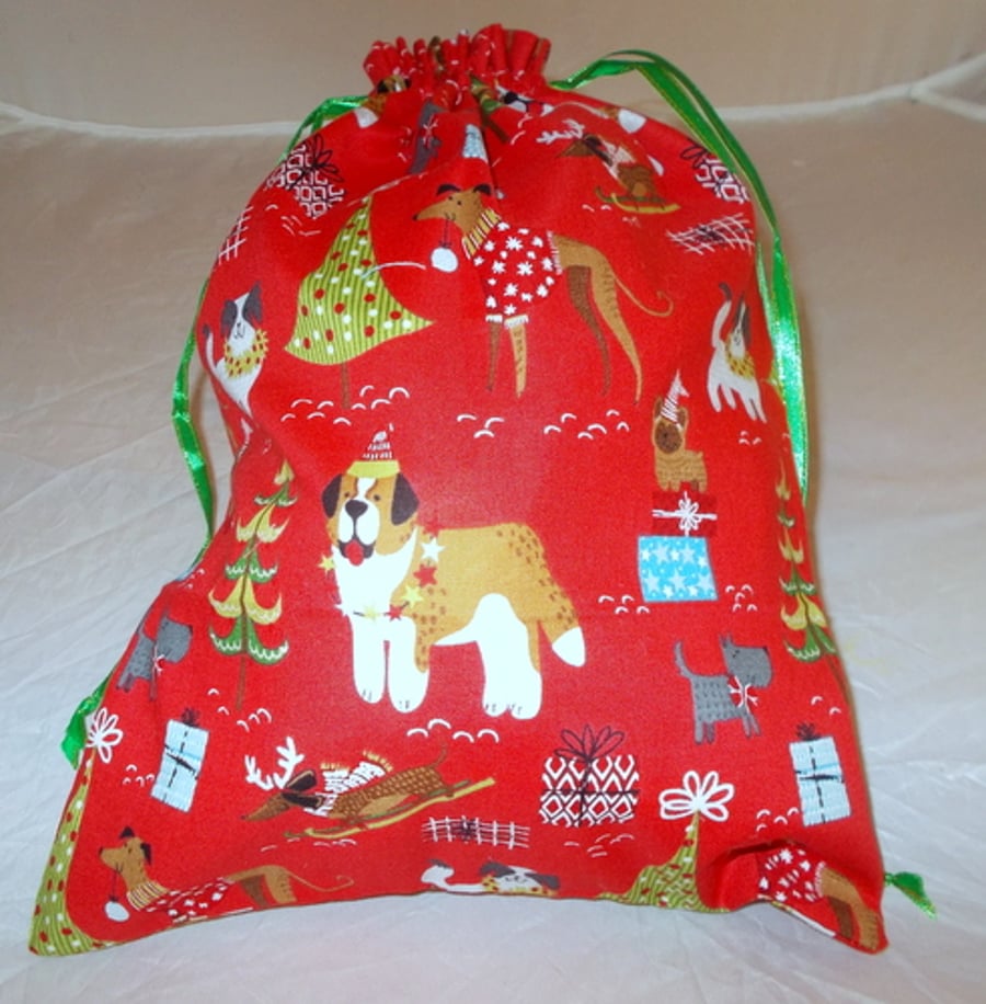 Christmas drawstring bag printed with Christmas dogs.