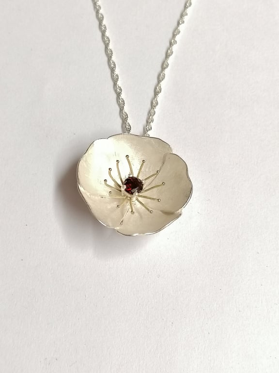 Wildrose pendant made from Silver and set with an African Garnet