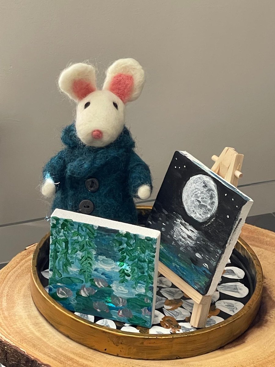 Mouse in art gallery