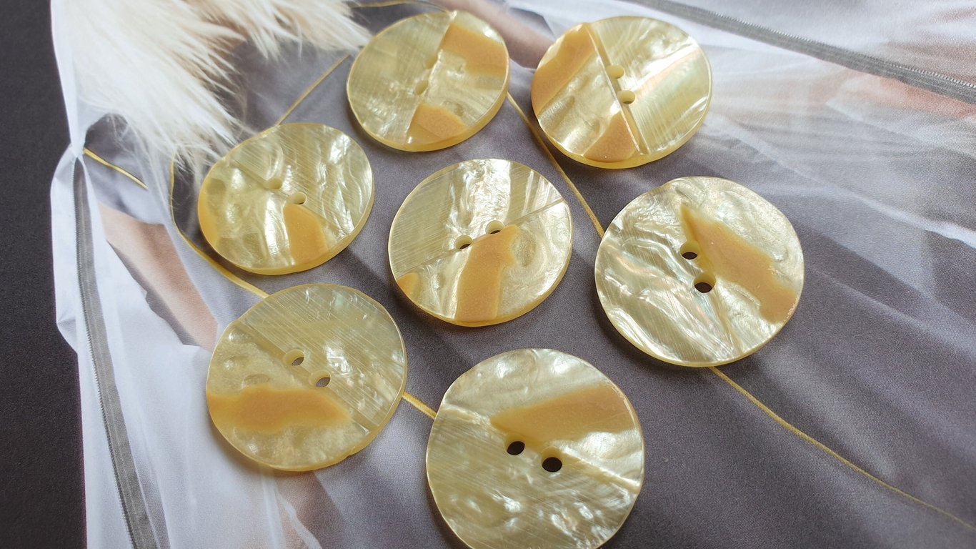 1" 25mm 40L Highly polished Stepped buttons CREAM MATERIAL