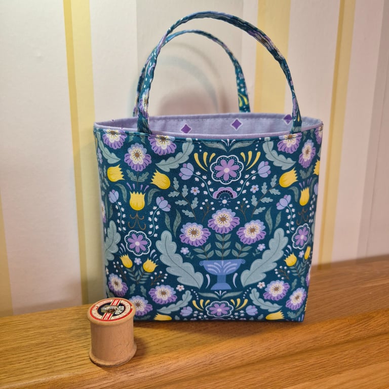 Fabric gift bag: floral display on teal