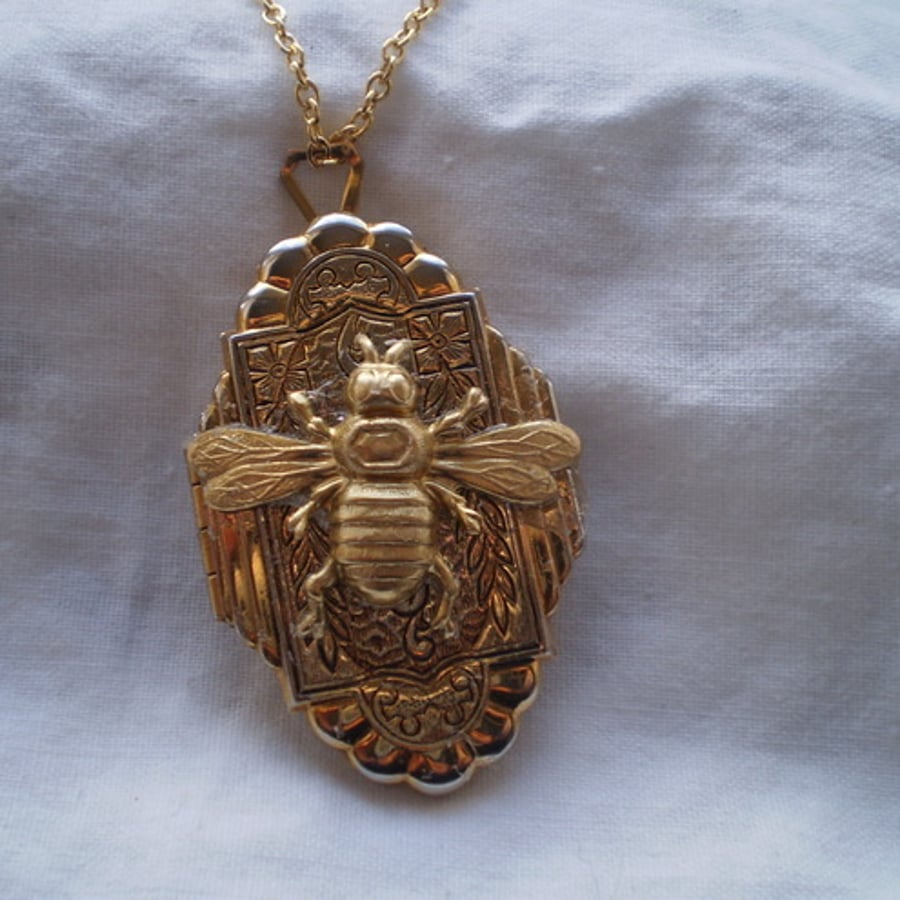 Vintage Steampunk Bee Locket