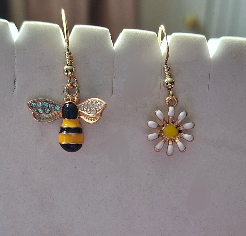 Daisy and bumble bee earrings 