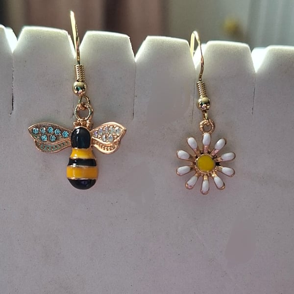 Daisy and bumble bee earrings 