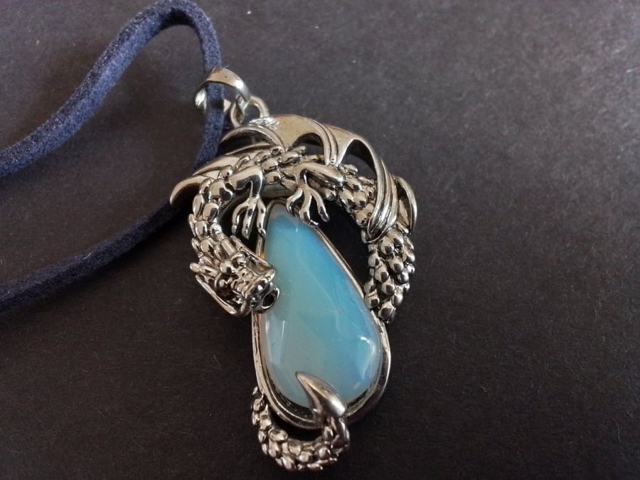 Moonstone pendant. Tear drop. Dragon. Ref 507