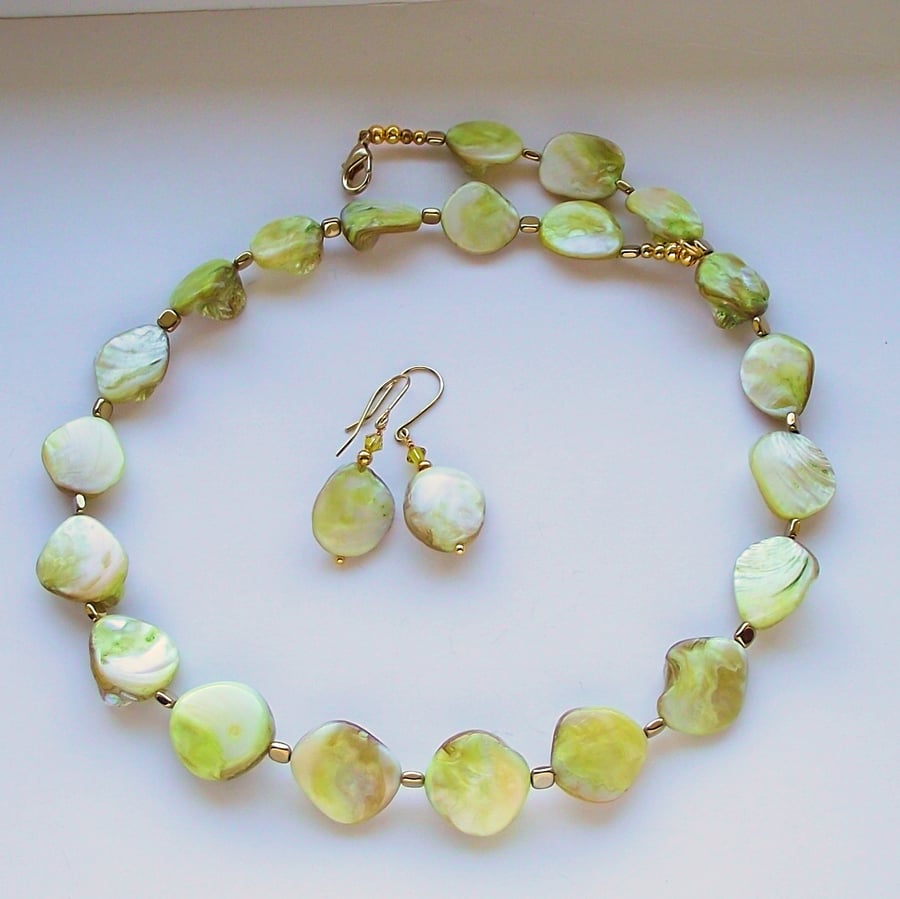 Green mother of pearl necklace and earrings set shell gold vintage retro