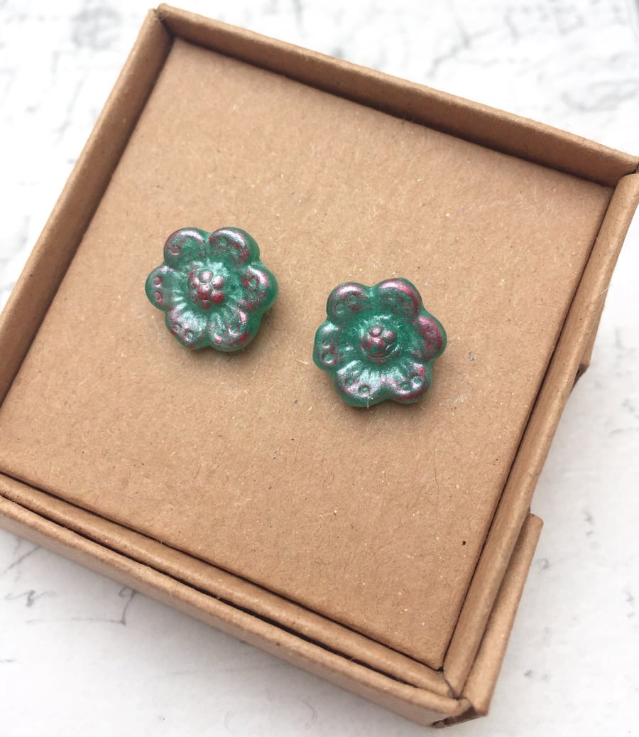 Vintage flower stud earrings in Jade with pink highlights