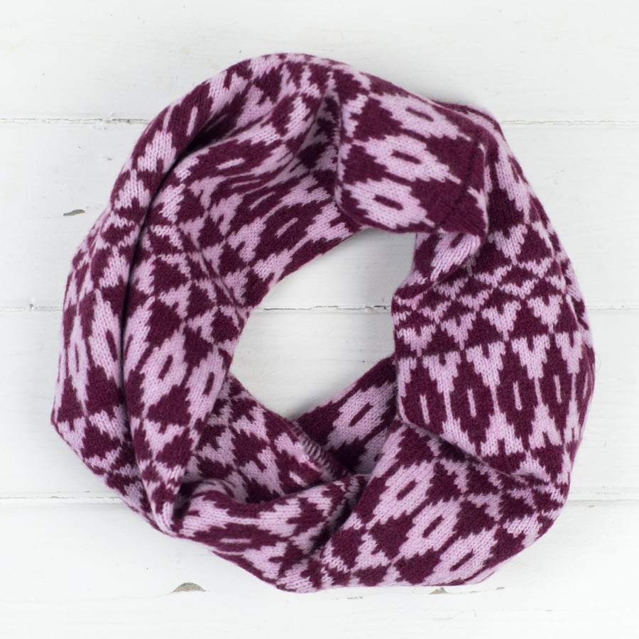 Mirror knitted cowl - berry