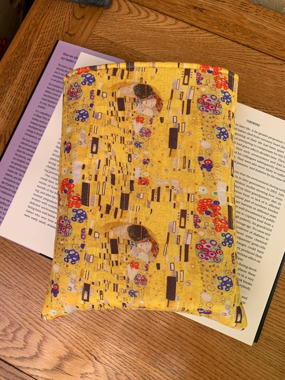 Klimt The Kiss Print Quilted Fabric Book Sleeve - Hardback Size