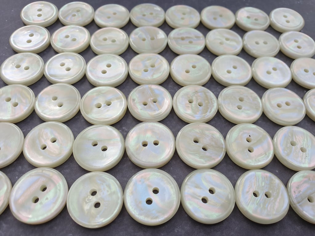 13 16" 20.3mm 32L Rainbow effect polyester pearl buttons