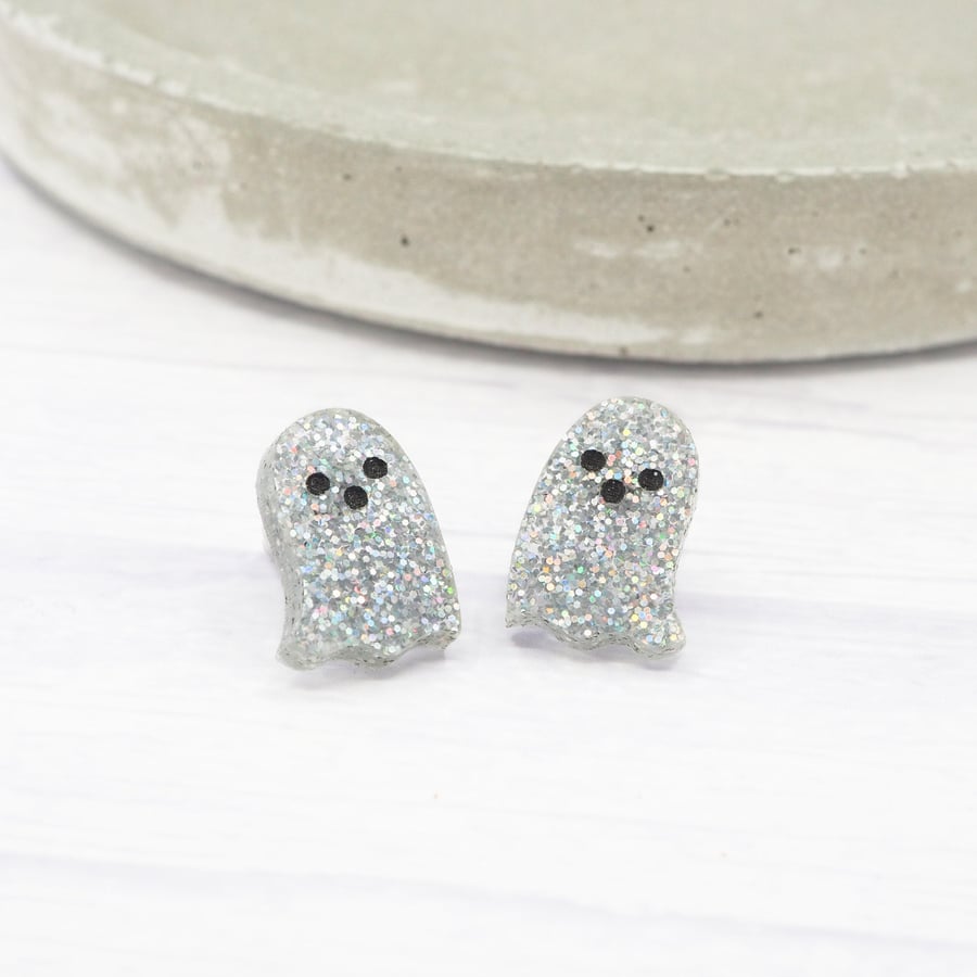 Titanium ghost stud earrings - Silver holographic glitter - Hypoallergenic