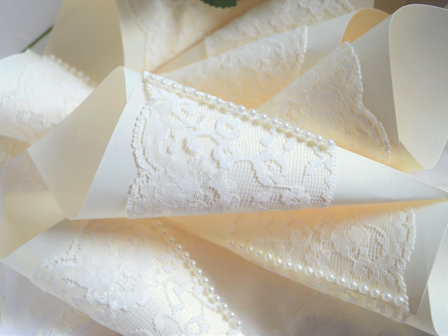 Confetti Cones, Ivory Petals Holders,  Wedding Confetti Cones, Favour Boxes
