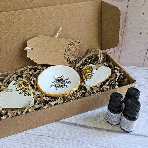Air Dry Clay diffuser-Sunflower(x2) & Bee Trinket Dish Gift Set. This gift set i