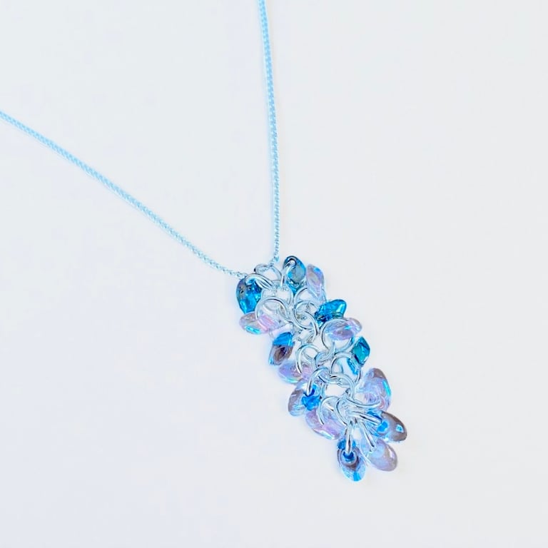 Shaggy loop necklace. 