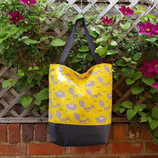 Tote bag with zip; foxes on yellow