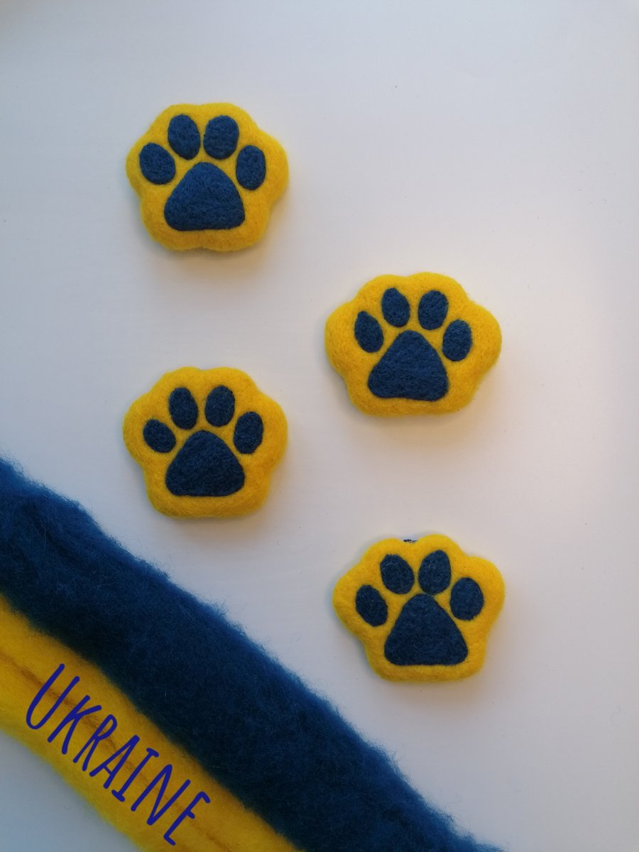 Needle felt paw decoration