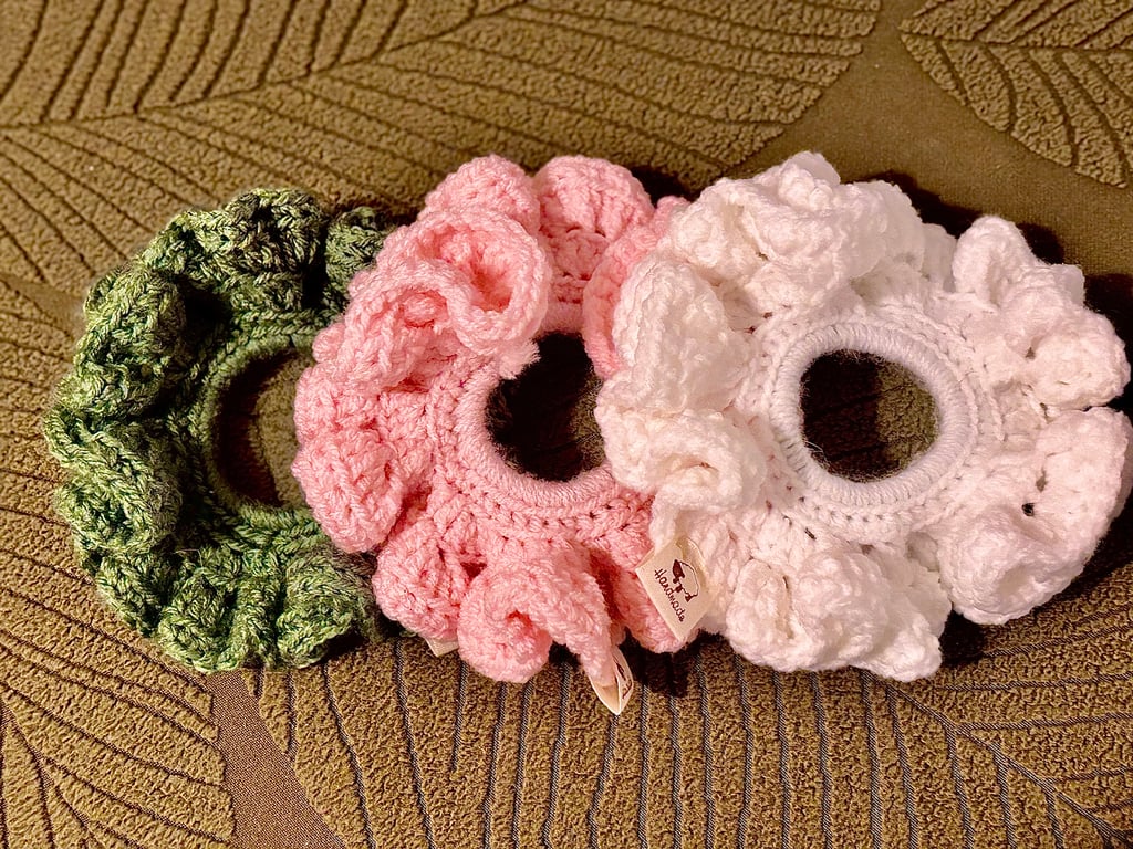 Crochet hair scrunchie