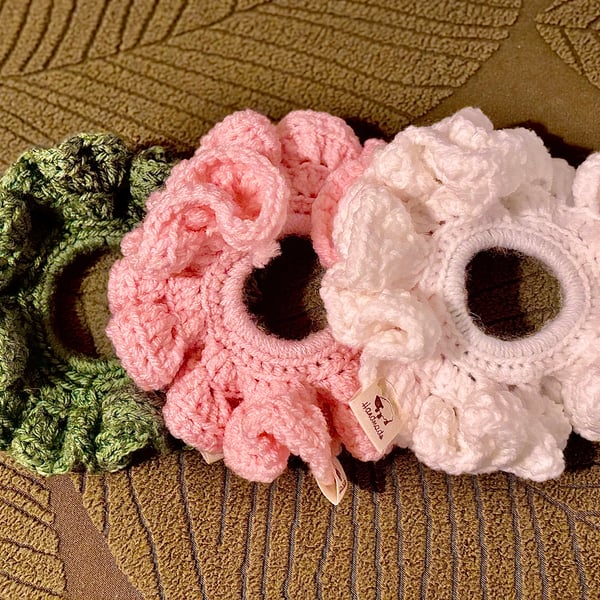 Crochet hair scrunchie
