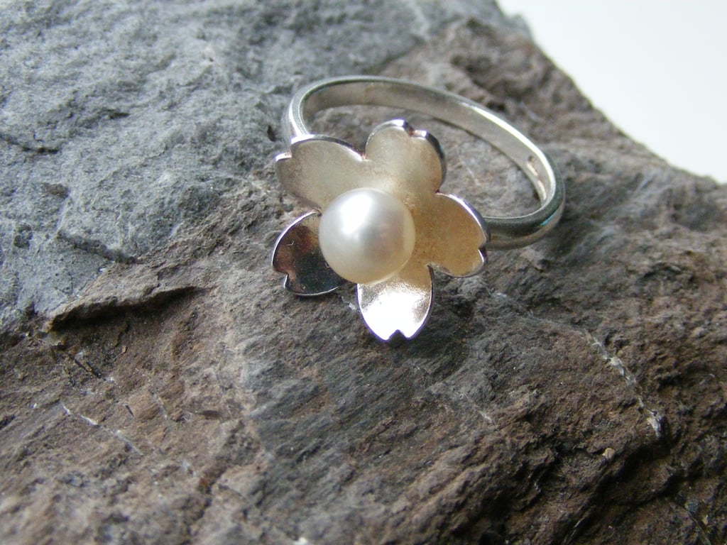 Sterling Silver and Cultured Pearl Flower Ring Fully Hallmarked Size Q