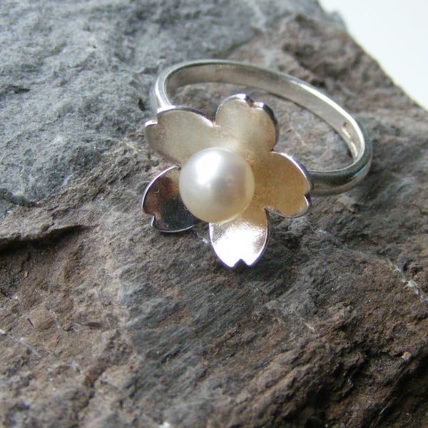 Sterling Silver and Cultured Pearl Flower Ring Fully Hallmarked Size Q