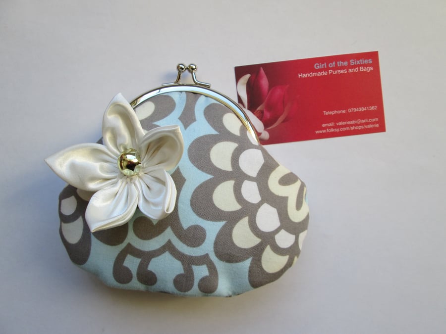 Coin purse with flower