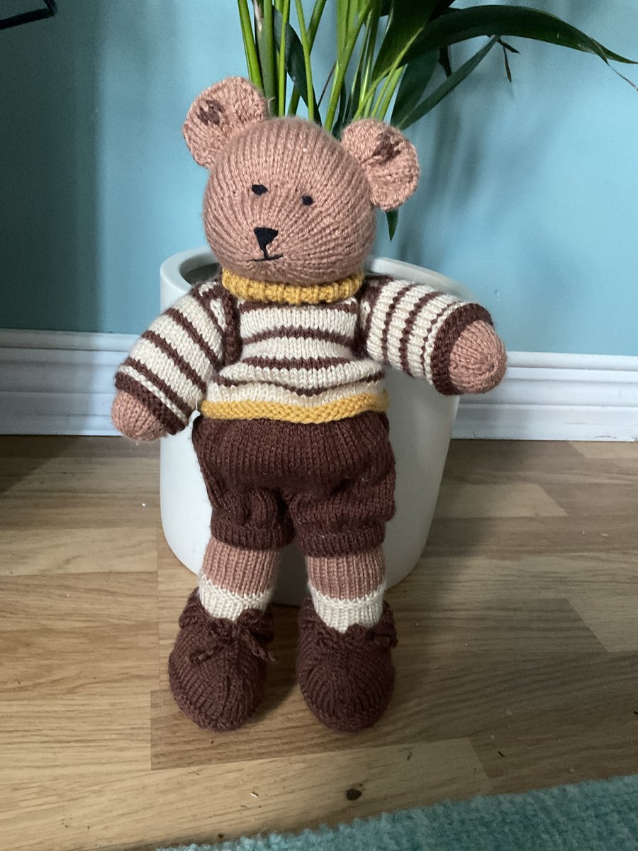 Hand-Knitted Teddy Bear in Warm Browns with Backpack – Heart & Hand