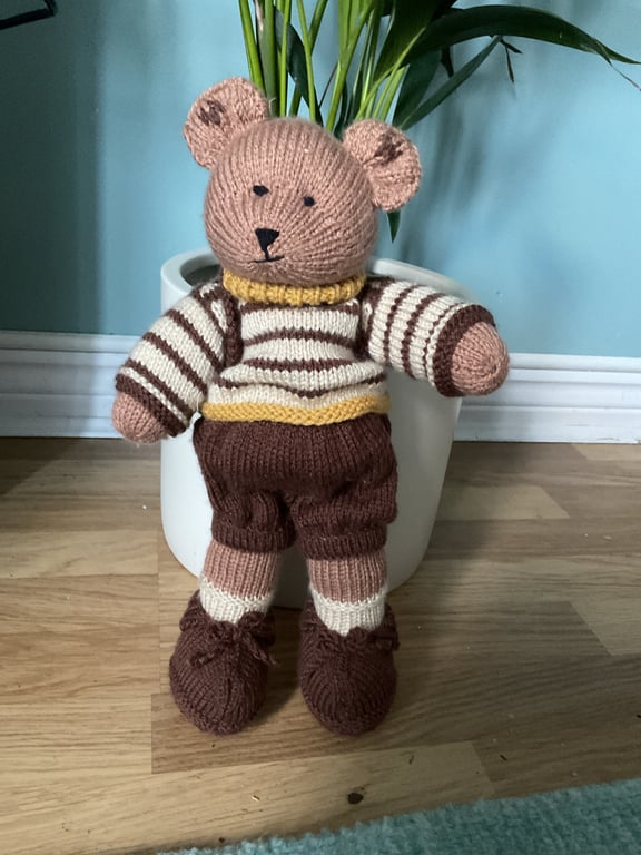 Hand-Knitted Teddy Bear in Warm Browns with Backpack – Heart & Hand