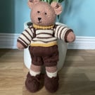 Hand-Knitted Teddy Bear in Warm Browns with Backpack – Heart & Hand