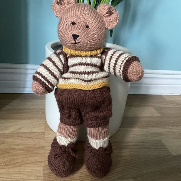 Hand-Knitted Teddy Bear in Warm Browns with Backpack – Heart & Hand