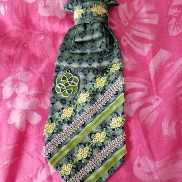 Very pretty Green Embellished Boho Statement Tie Necktie Necklace 