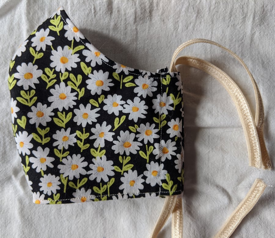 Cotton face covering with daisy print