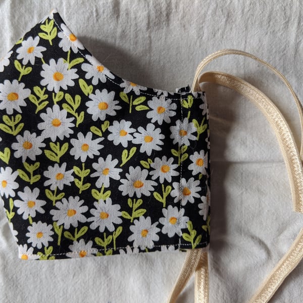 Cotton face covering with daisy print