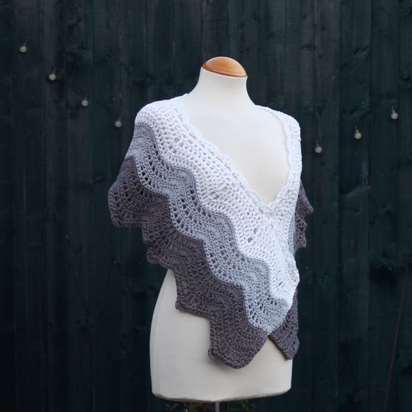 Crochet wrap in white, light grey and dark grey 100% Cotton - design A193
