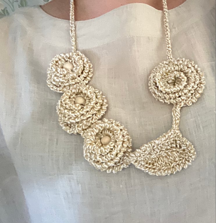 Crochet natural & white chunky necklace , crochet flowers,