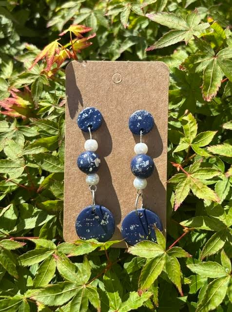 Chic Navy and Cream Pearl Shimmer Drop Earrings