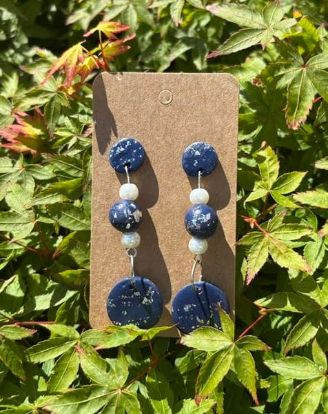 Chic Navy and Cream Pearl Shimmer Drop Earrings