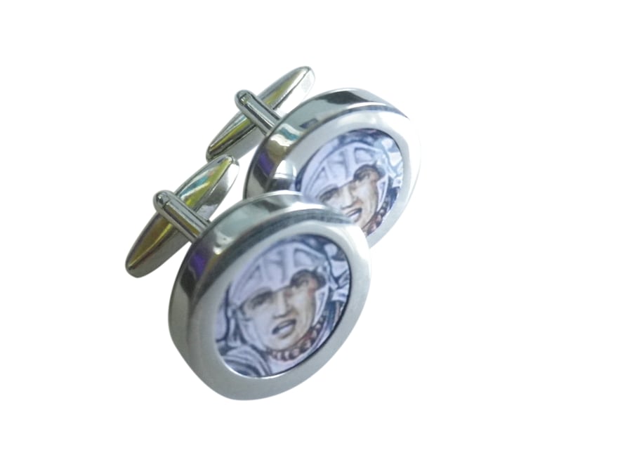 Sir Lancelot Supreme Army Commander cuff links, great portrayal of the period..