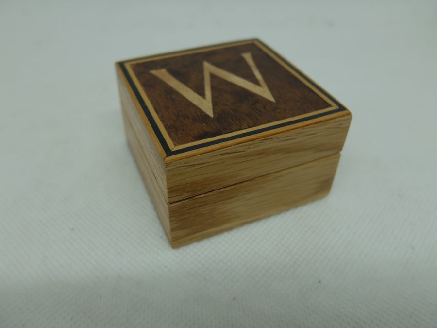 Small box with lift off lid, decorated with letter W
