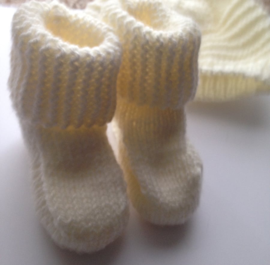 Hand kniited baby hat & ugg style booties